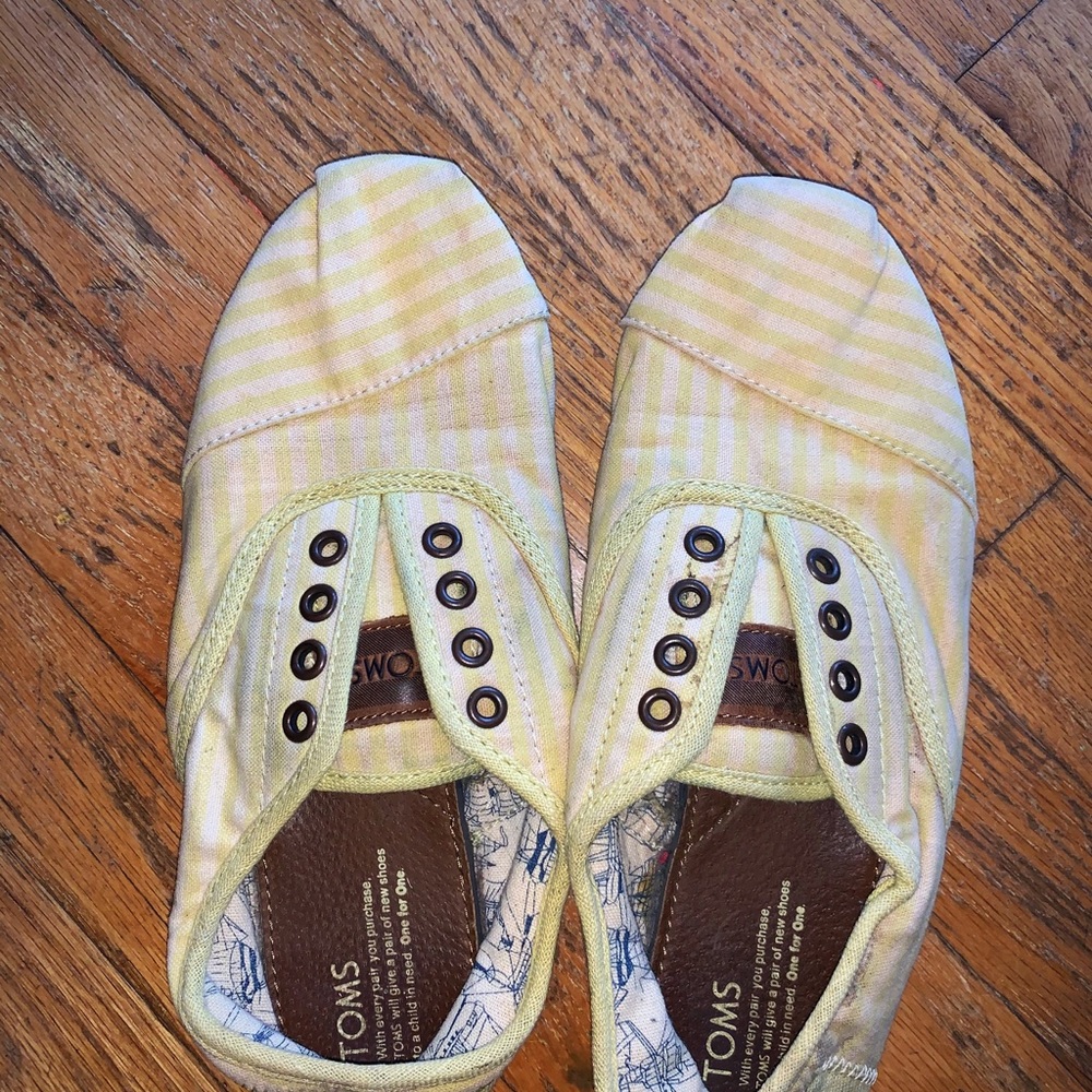 Tom’s Shoes - Picture 4 of 4